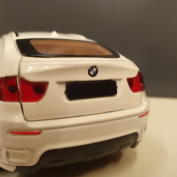 Модель машинки "BMW X6" white