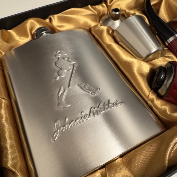 Подарочный набор с флягой Johnnie Walker