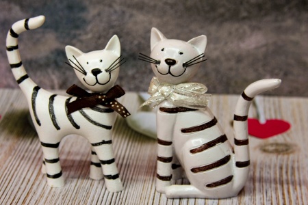 Фигурка декоративная белая полосатая «Кошечка  и  Кот»