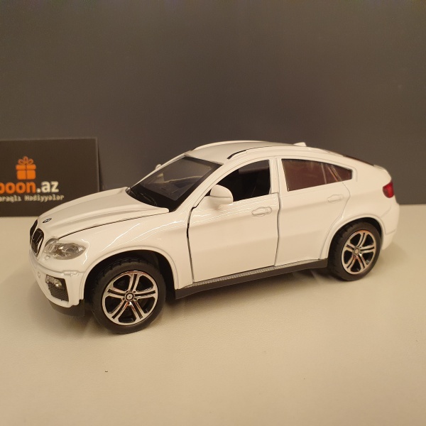 Модель машинки "BMW X6" white