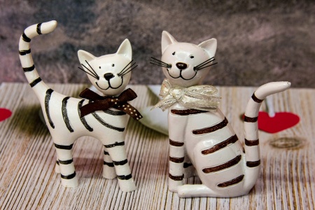 Фигурка декоративная белая полосатая "Кошечка  и  Кот"